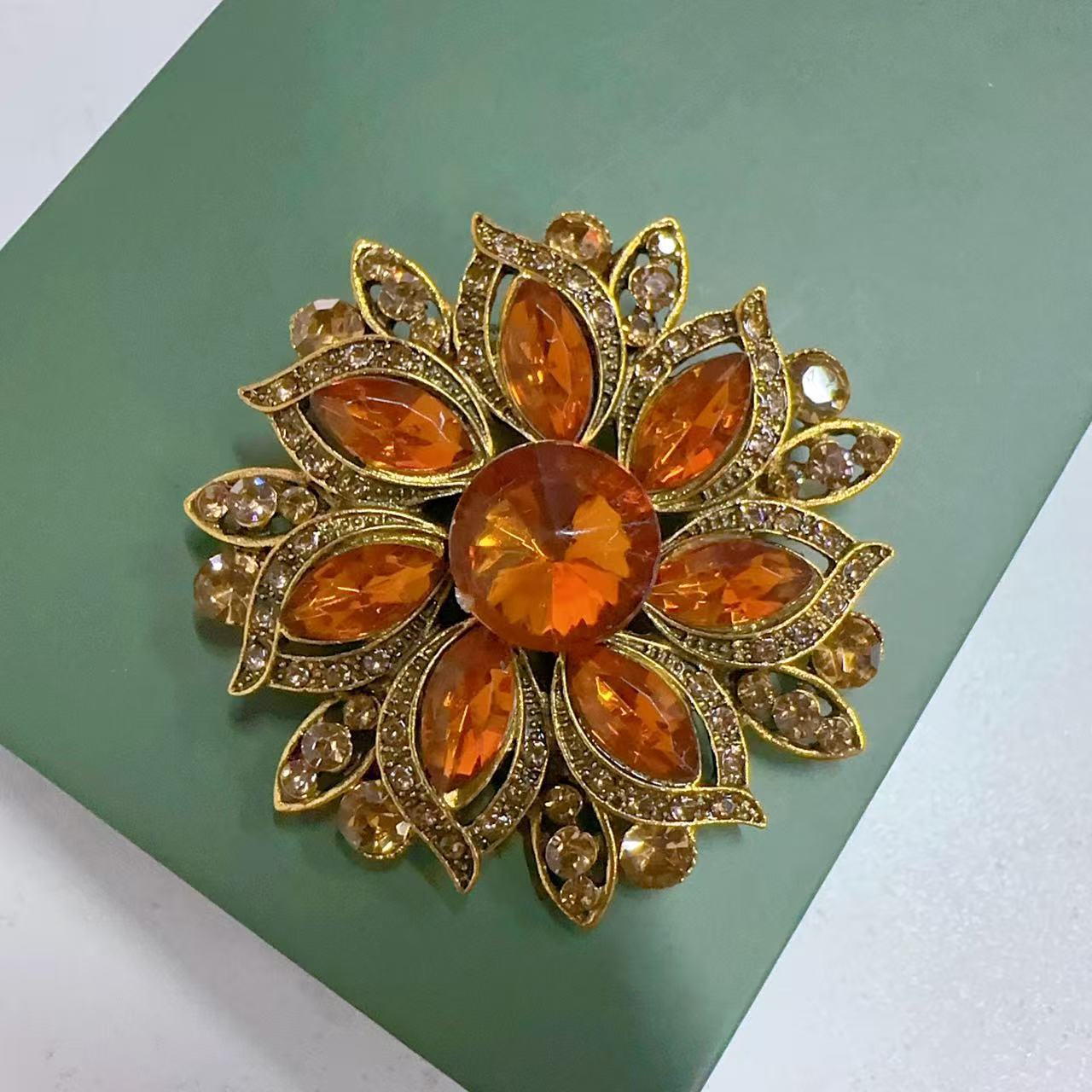 Broche à fleurs en cristal de  - Hi Tech Accessories avis et prix
