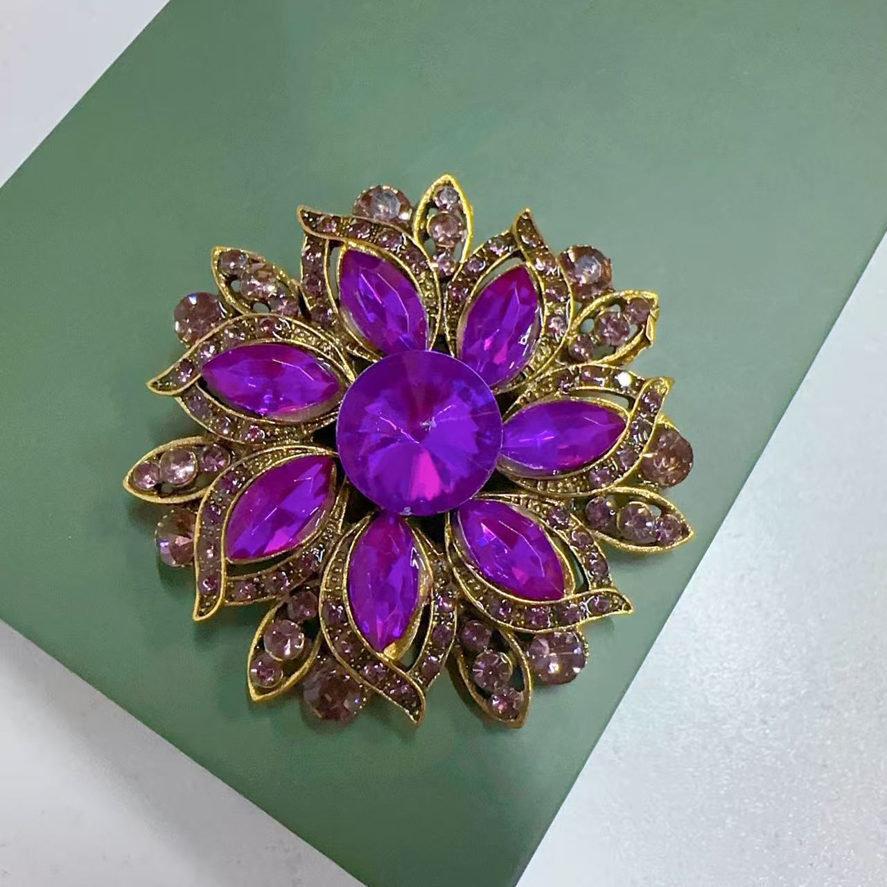 Broche à fleurs en cristal de  - Hi Tech Accessories avis et prix